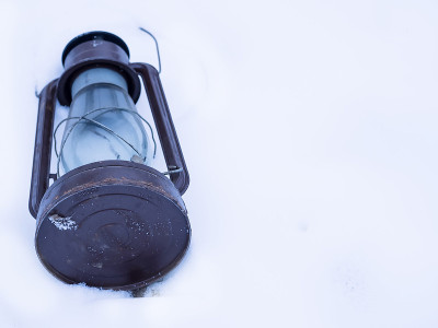 雪中的旧煤油灯。孤立。