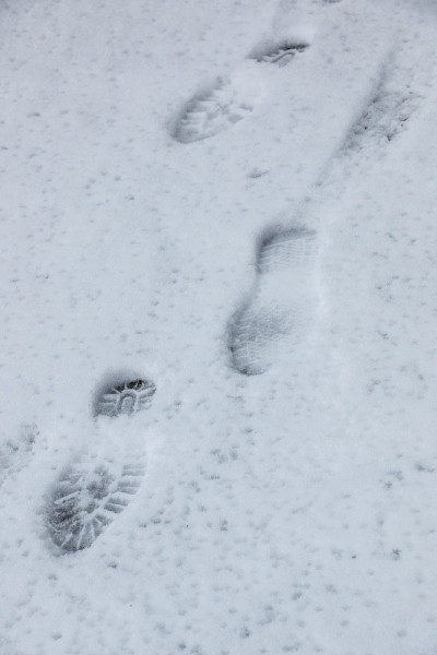 白雪上有人的鞋印