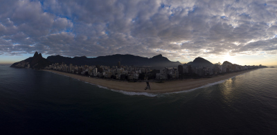 从伊帕内玛海滩外拍摄的360度里约热内卢全景，在日出时以更广阔的城市景观为背景，准备用于3D环境测绘