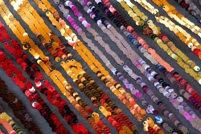 金片条纹图案。灰色背景上亮片上的彩色条纹。