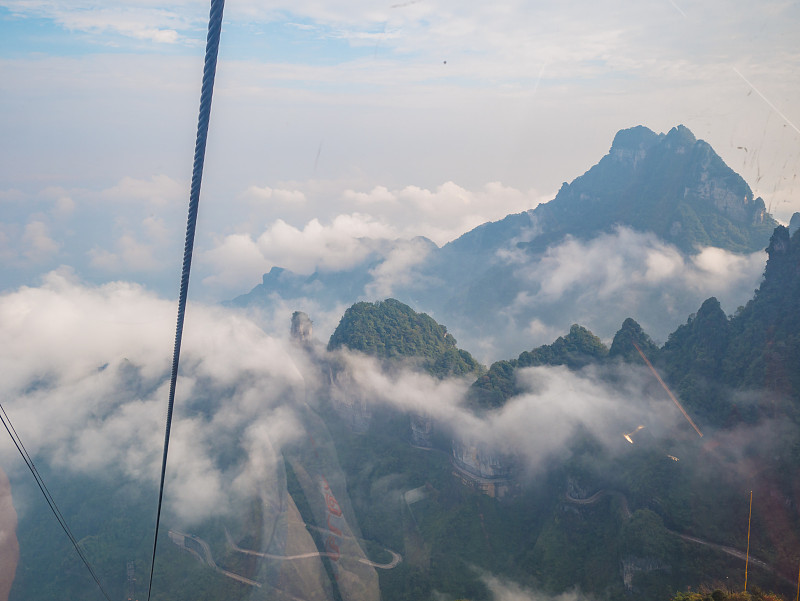 从缆车到天门山，美丽的天门山景色。