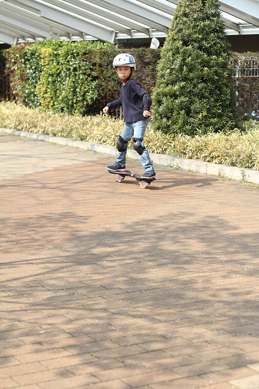 骑在脚板上的日本男孩(小学一年级)