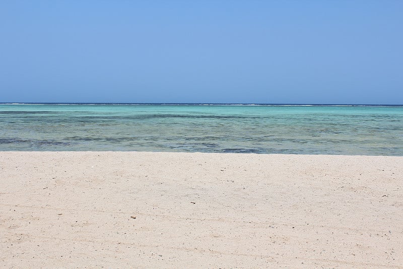 埃及有山的埃及海滩，在红海有船