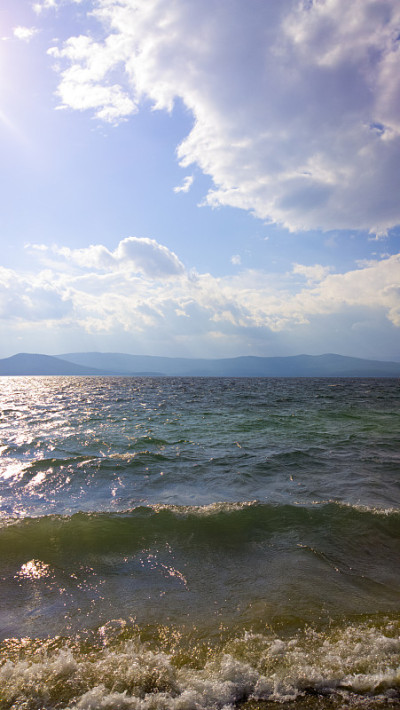 在海上。风暴湖。风暴结束。自然背景