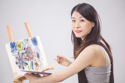 画家在画架上作画