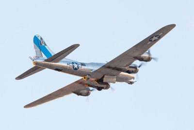 二战轰炸机(B-17飞行堡垒)在美丽的夕阳下