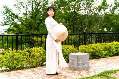 穿着奥戴的女人