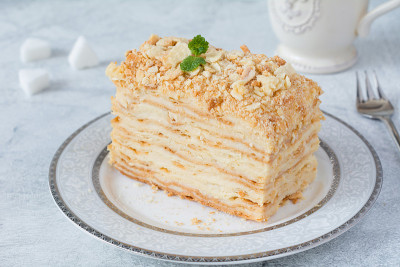 在盘子里放一片Mille Feuille蛋糕