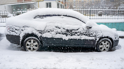 汽车上，覆盖着厚厚的一层雪。大雪的负面影响。边百辆车不同的模式。