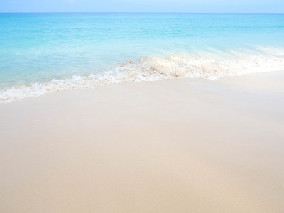 泰国普吉岛海滩上的蓝色海浪