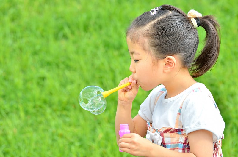 日本女孩用泡泡棒