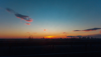 五彩缤纷的夕阳在酿酒厂