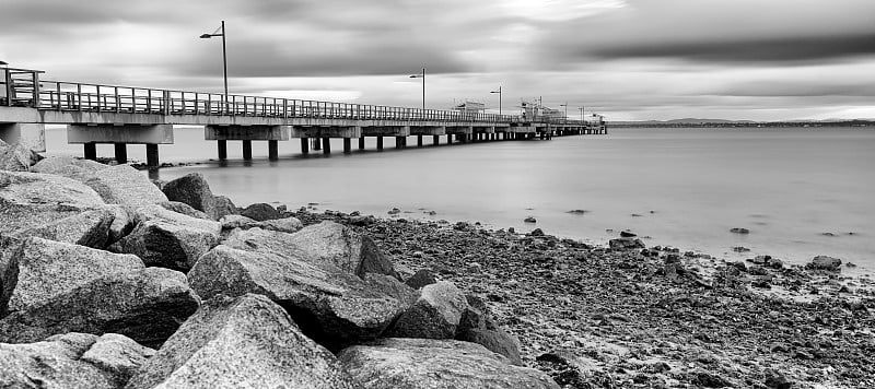 伍迪Jetty。黑色和白色。