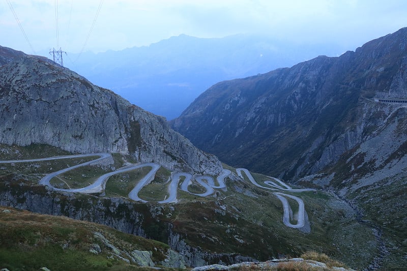 惊人的瑞士公路之旅。通过圣哥达山口，欣赏瑞士阿尔卑斯山的美景。