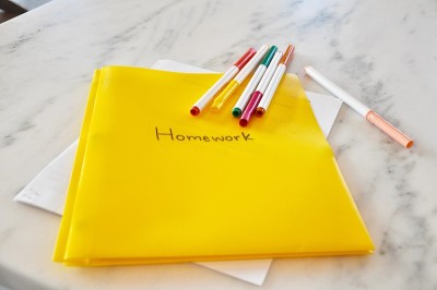 黄色家庭作业文件夹家庭学校的孩子