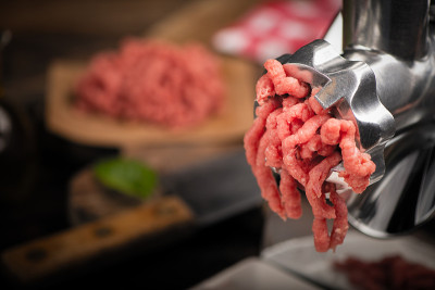 在绞肉机里绞碎的肉的特写镜头