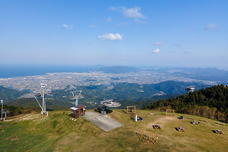 这是日本香川县加农寺市山顶上的一个热门旅游景点