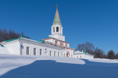博物馆保护区Kolomenskoye。在一个晴朗的冬日，从沃兹内森斯卡亚广场(16-19世纪)一侧的
