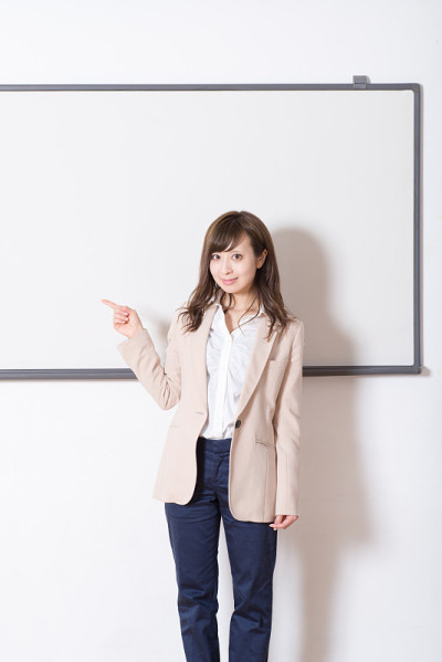 一个日本女人在教室里教一个学生
