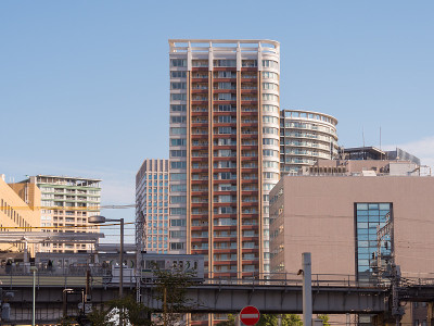 日本东京的哥达和目黑河城市景观。Gotanda位于东京品川区北部