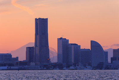 黄昏时分横滨Minatomirai的摩天大楼