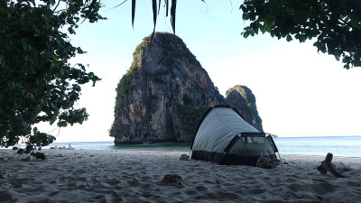 泰国莱雷的Phra Nang海滩上有岩石山峰。