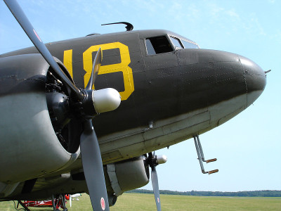 草地上的DC3 Dakota