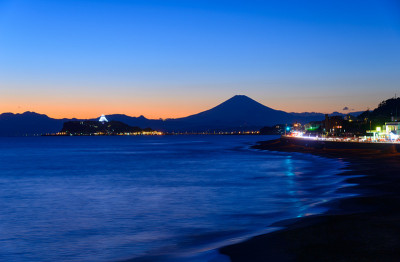 黄昏中的Enoshima和富士山
