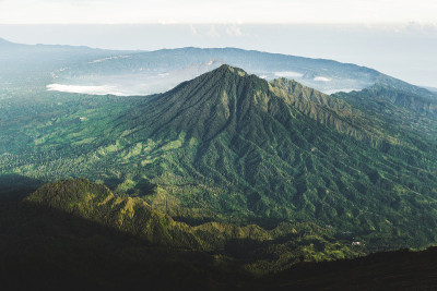 巴图尔火山口和Gunung Abang从阿贡山在巴厘岛日出高峰。阿贡火山顶部。徒步旅行和徒步旅行。