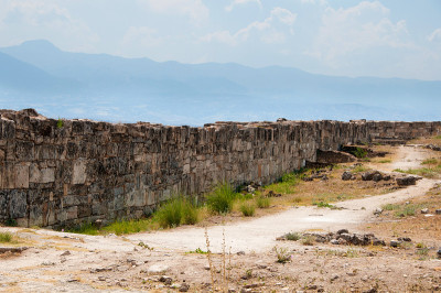 土耳其希拉波利斯古城遗址和古老建筑，毗邻现代的Pamukkale