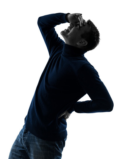 男人腰酸背痛，全身疼痛剪影