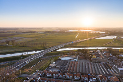 日出时分，荷兰北布拉班特Waalwijk附近，一座高架桥横跨A59公路的运河