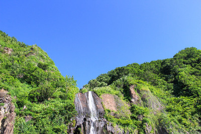 瀑布和蓝天