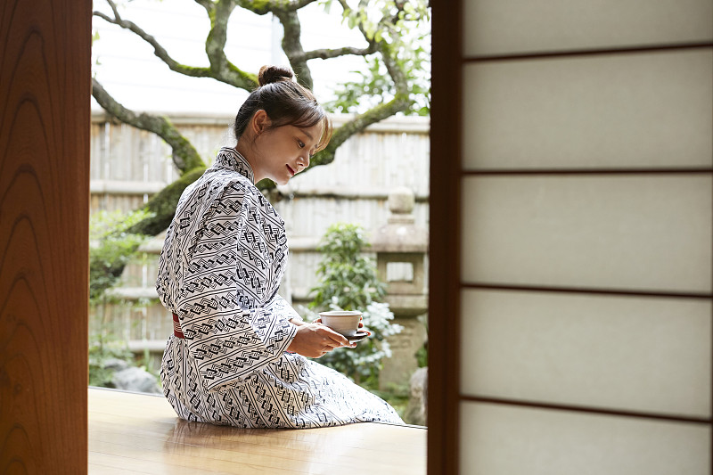 一个年轻的亚洲女人正在日本传统旅馆放松