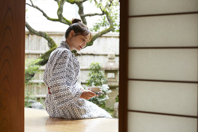 一个年轻的亚洲女人正在日本传统旅馆放松