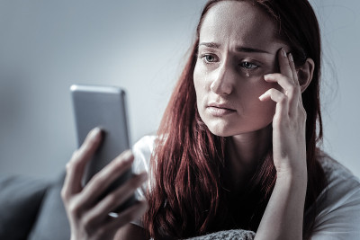 可悲可悲的女人在用电话