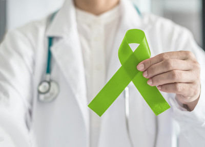 石灰绿丝带在doctorâ手中为淋巴瘤和心理健康意识，提高支持和帮助患者与疾病生活