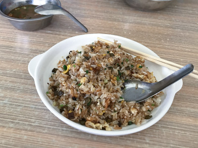 配以炒蛋和米饭
