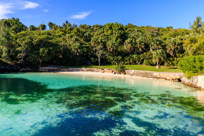天堂旅游目的地海滩汉密尔顿，百慕大。后海湾沙滩上有金色的沙滩和美丽的岩层。