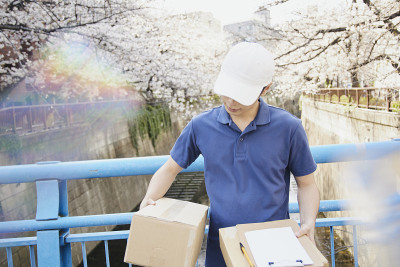 日本一名戴着白帽子的快递员