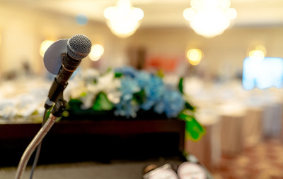 演讲台或会议厅演讲台上的麦克风。舞台上演讲者的麦克风。在会议室开会及作简报。对观众讲话用的麦克风。