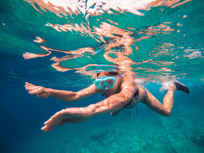 在浅海中浮潜的女人