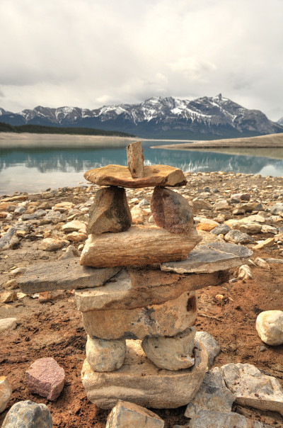 以湖和山为背景的岩石制成的Inukshuk