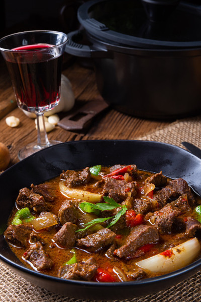 经典的牛肉炖牛肉配辣椒和洋葱