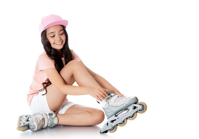 穿着旱冰鞋的女孩