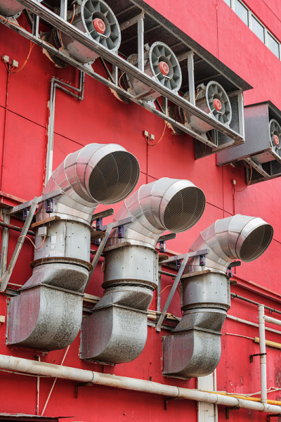 建筑物外的通风管道。城市工业的概念