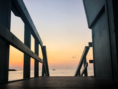 秋天，太平洋上空的马里纳德雷岛，夕阳西下