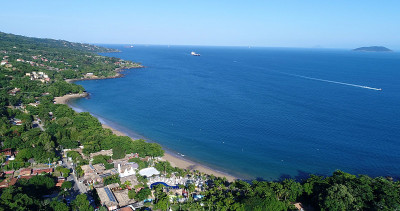鸟瞰图库拉海滩在Ilhabela，圣保罗，巴西