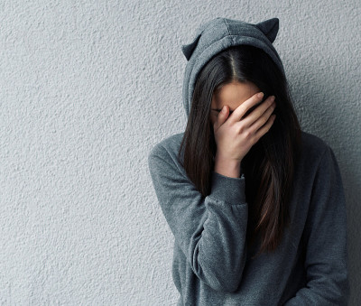 悲伤的女人用手捂着脸