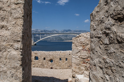 克罗地亚:阳光明媚的一天，Paški Most是一座废弃的瞭望塔，这座桥建于1968年，连接着克罗地